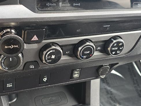 Used 2017 Toyota Tacoma TRD Off-Road w/ Tow Package (A/T) AWD/4WD image 17