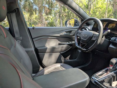 Used 2025 Chevrolet Trax RS w/ Driver Confidence Package image 14