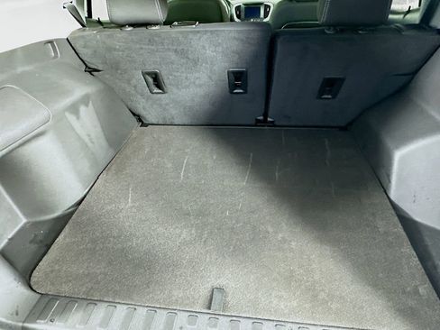 Used 2023 GMC Terrain SLE w/ Driver Convenience Package image 32