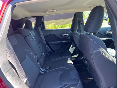 Used 2016 Jeep Cherokee Latitude AWD/4WD image 39