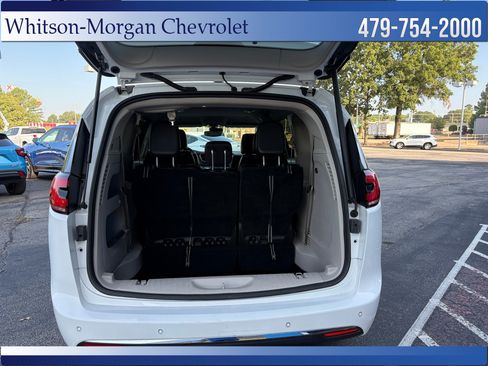 Used 2023 Chrysler Pacifica Touring-L FWD image 34