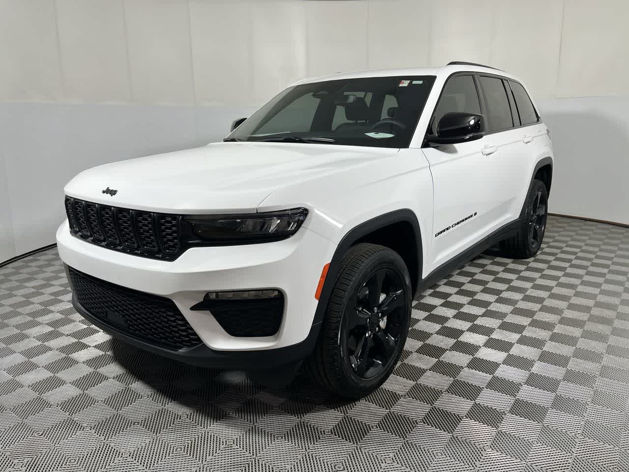 Used 2024 Jeep Grand Cherokee Limited w/ Black Appearance Package AWD/4WD image 4