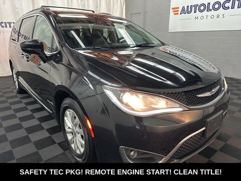 Used 2017 Chrysler Pacifica Touring-L FWD image 1