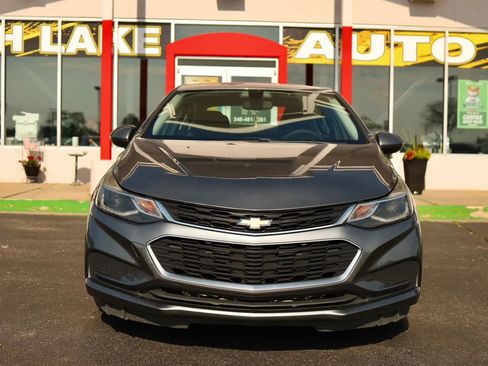 Used 2018 Chevrolet Cruze LT w/ Convenience Package FWD image 2