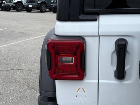 Used 2025 Jeep Wrangler Unlimited Rubicon AWD/4WD image 7