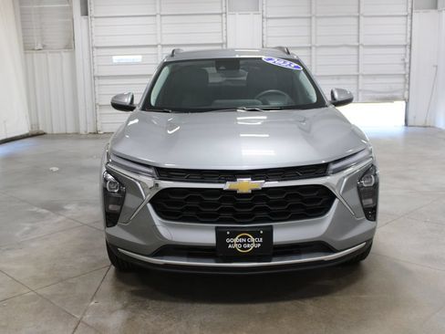 Used 2025 Chevrolet Trax LT FWD image 3