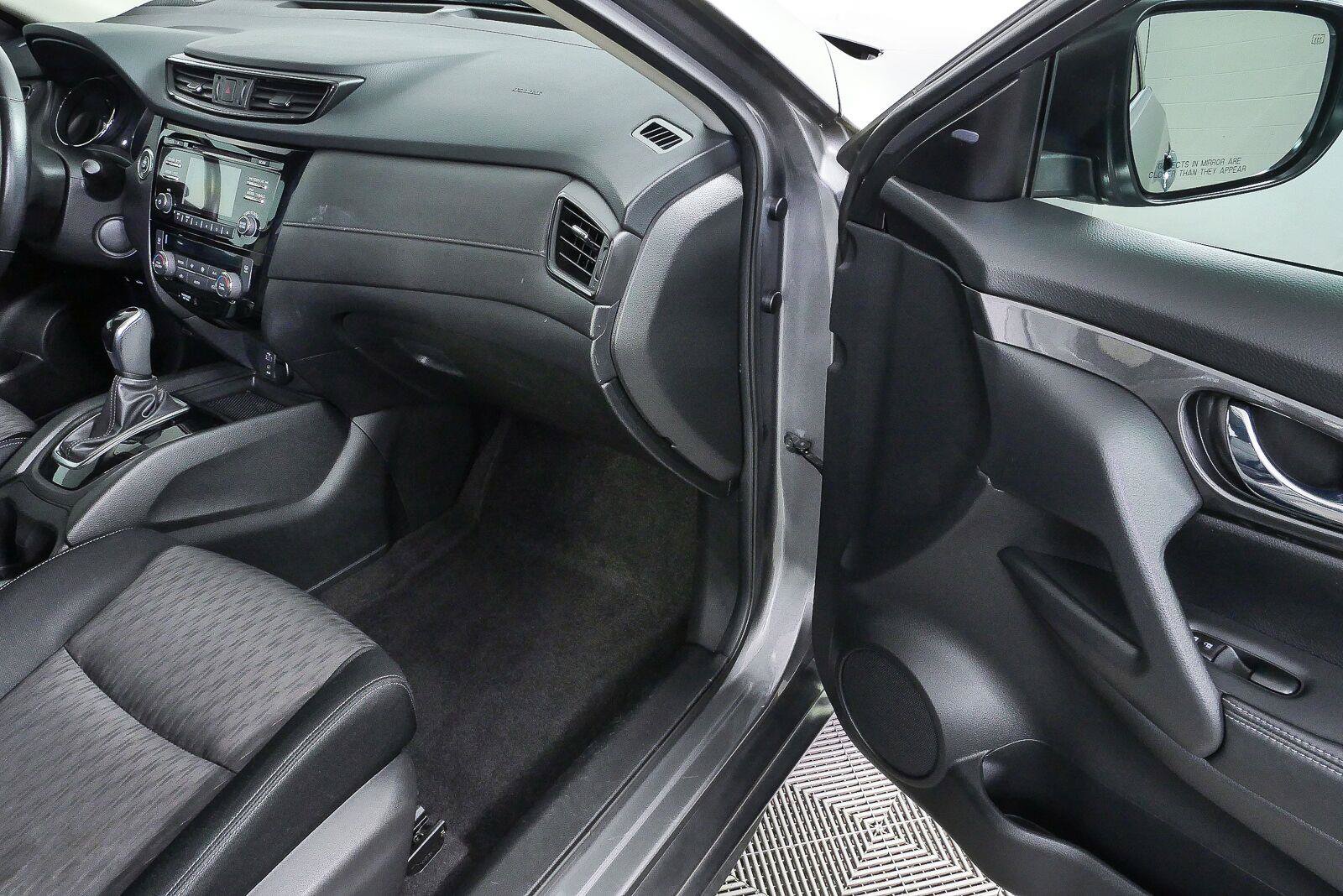 Used 2017 Nissan Rogue SV FWD image 24