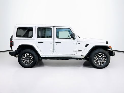 Used 2025 Jeep Wrangler Sahara image 10