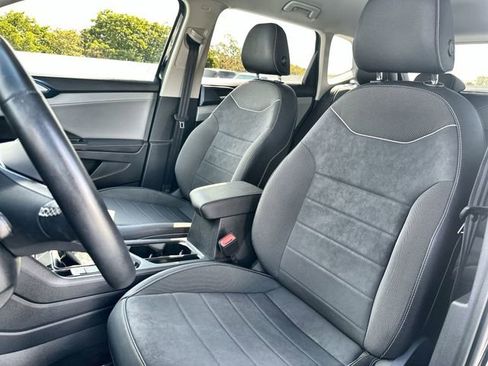 Used 2024 Volkswagen Taos SE image 13