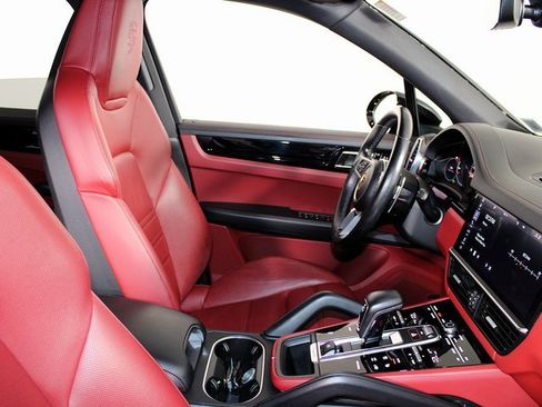 Used 2020 Porsche Cayenne image 30
