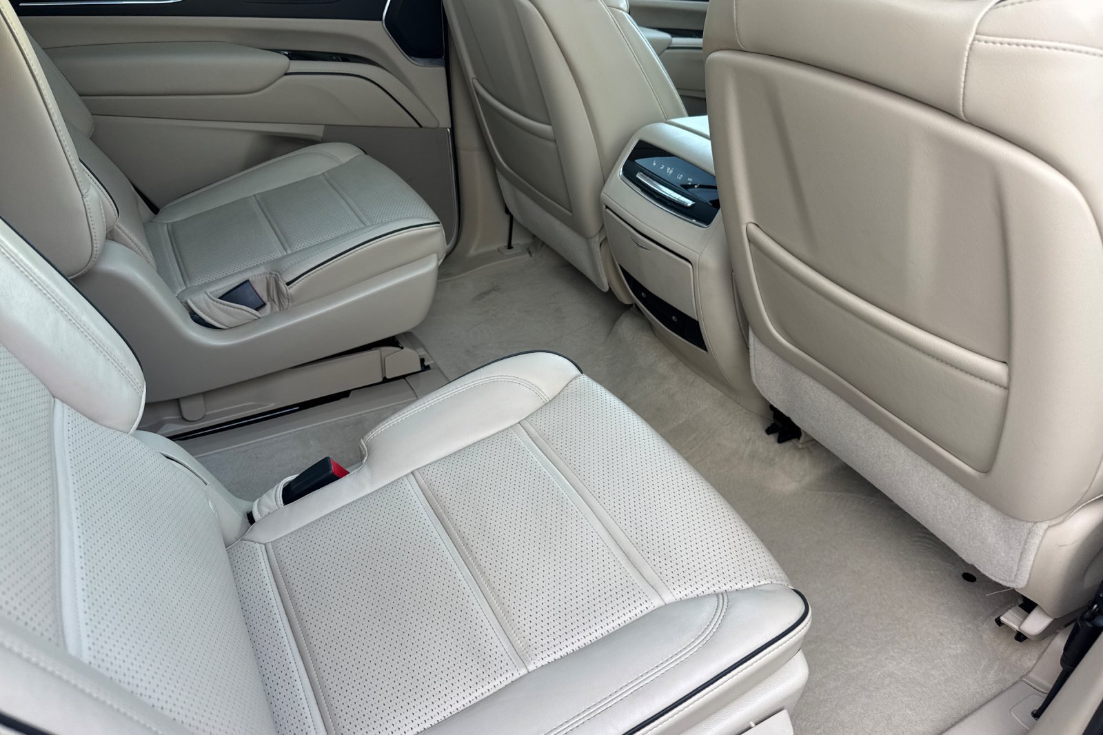 Certified 2023 Cadillac Escalade Premium Luxury AWD/4WD image 18