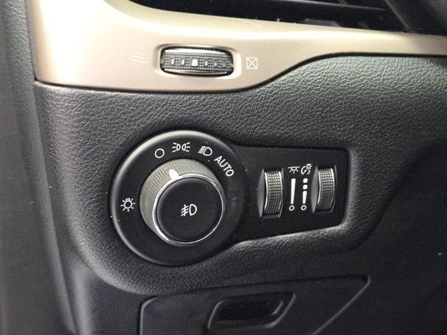 Used 2016 Jeep Cherokee Latitude w/ Cold Weather Group AWD/4WD image 19