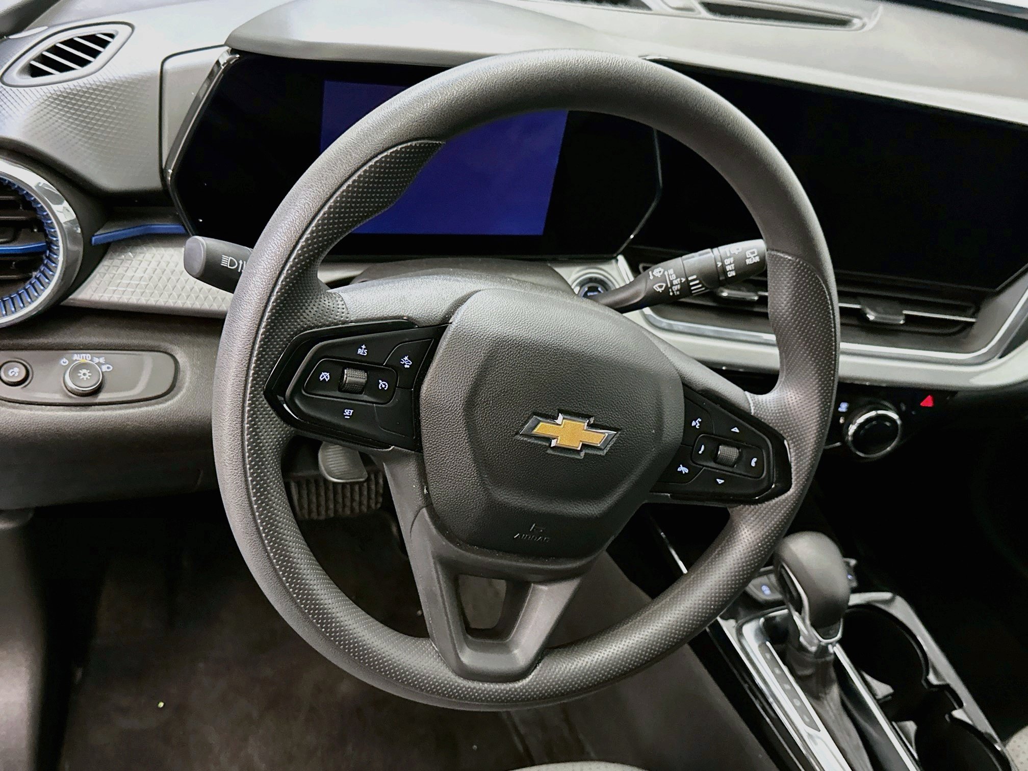 Used 2025 Chevrolet Trax LT FWD image 18