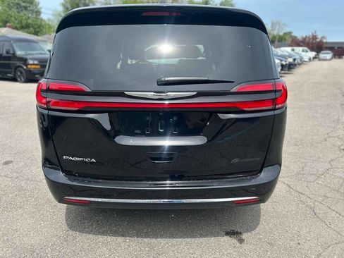 Used 2026 Chrysler Pacifica Limited FWD image 6