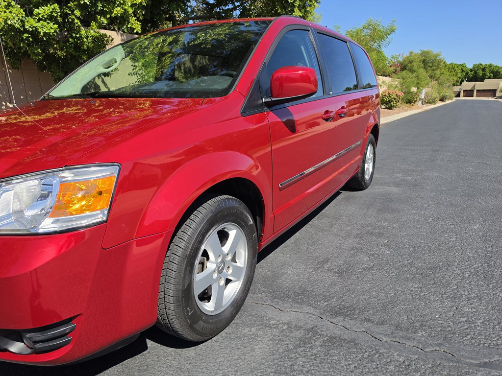 Used 2009 Dodge Grand Caravan SXT w/ Entertainment Group 2 FWD image 17