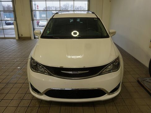 Used 2018 Chrysler Pacifica Touring-L w/ Tire & Wheel Group image 14