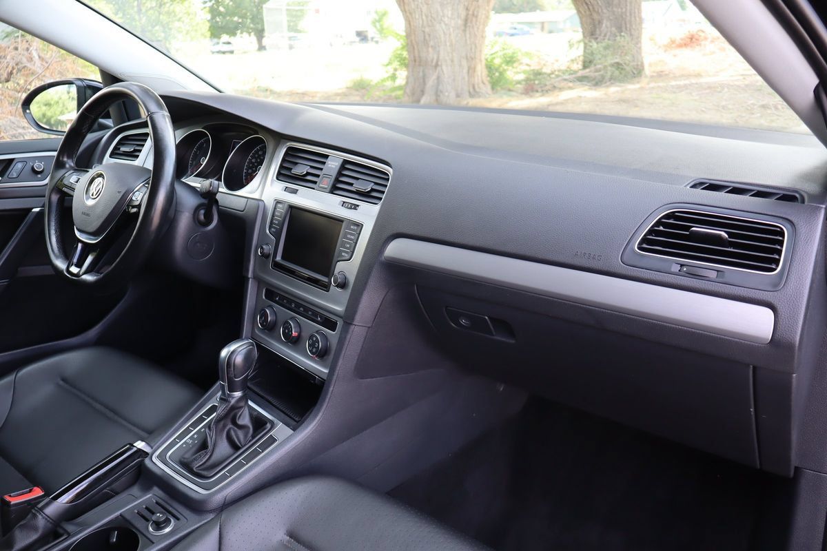 Used 2016 Volkswagen Golf Limited Edition FWD image 17