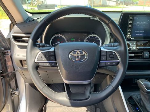 Used 2022 Toyota Highlander XLE AWD/4WD image 30