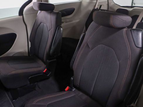 Used 2017 Chrysler Pacifica LX image 24