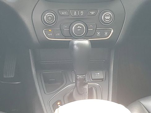 Used 2020 Jeep Cherokee Latitude Plus FWD image 15