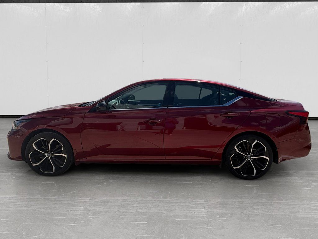 Used 2024 Nissan Altima 2.5 SR w/ SR Premium Package FWD image 2