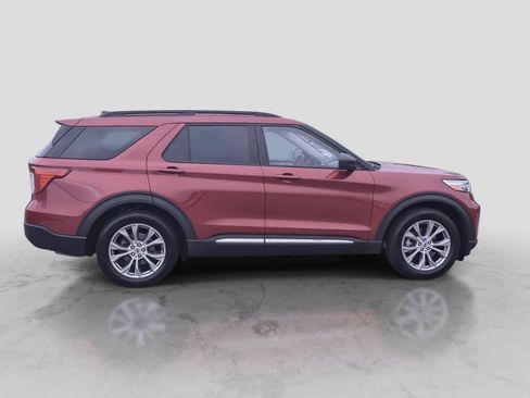 Used 2021 Ford Explorer XLT w/ Equipment Group 202A AWD/4WD image 9