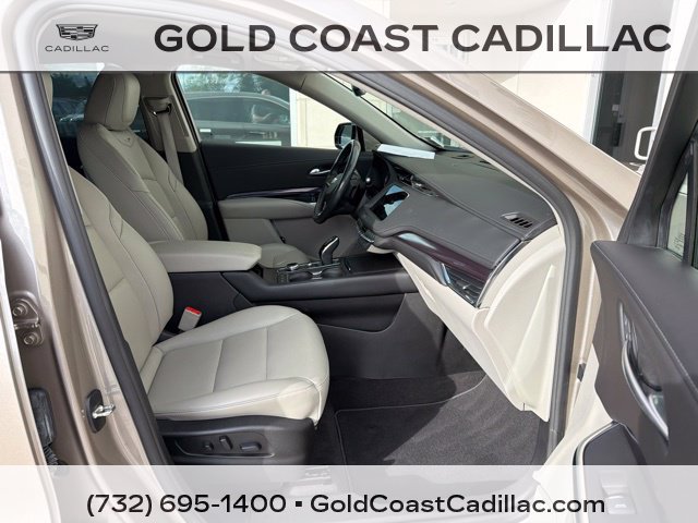 Used 2023 Cadillac XT4 Luxury w/ Cold Weather Package FWD image 7