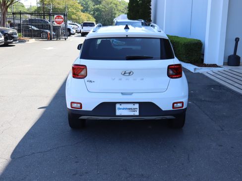 Used 2021 Hyundai Venue SEL FWD image 9