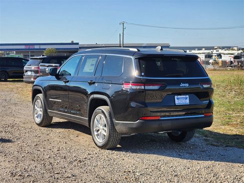 New 2025 Jeep Grand Cherokee L Laredo image 3
