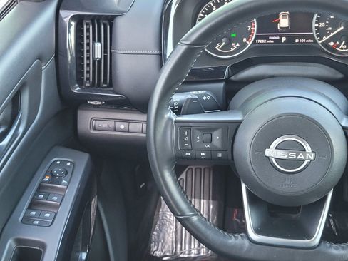 Used 2024 Nissan Pathfinder SV image 11