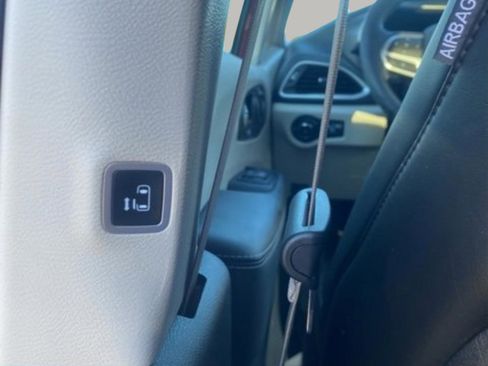 Used 2023 Chrysler Pacifica Touring-L image 32
