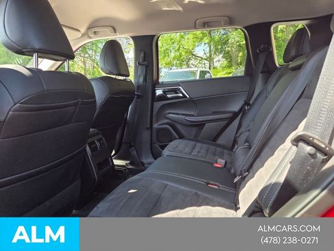 Used 2024 Mitsubishi Outlander SE AWD/4WD image 3