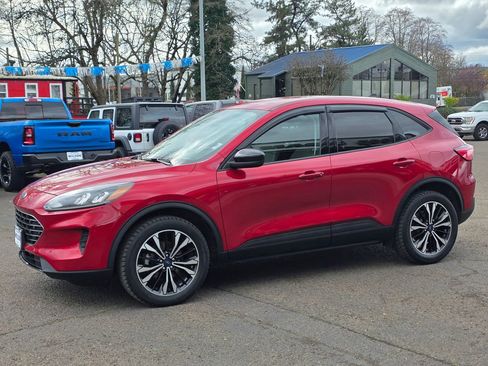 Used 2022 Ford Escape SE w/ SE Sport Appearance Package image 32