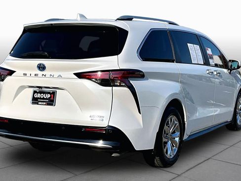 Certified 2022 Toyota Sienna Limited FWD image 12