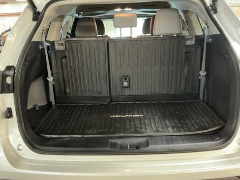 Used 2022 Toyota Highlander XLE AWD/4WD image 27