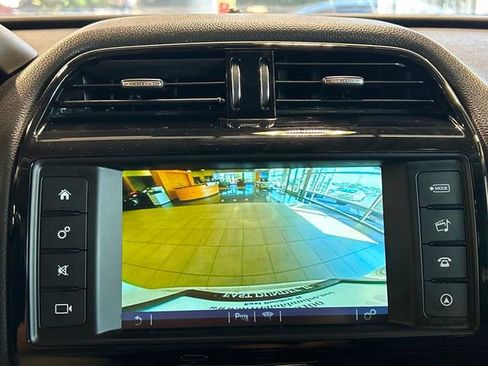Used 2018 Jaguar F-PACE Premium image 32