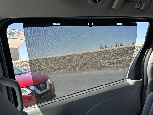 Used 2018 Toyota Sienna LE w/ Carpet Mat Package FWD image 25