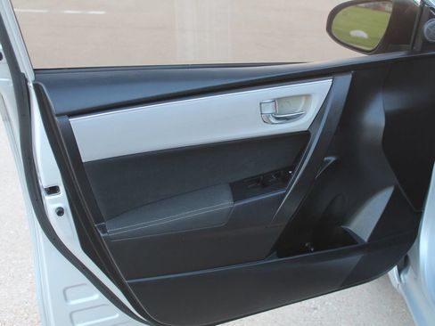 Used 2018 Toyota Corolla LE FWD image 17
