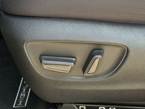 Used 2023 Toyota Highlander LE AWD/4WD image 26