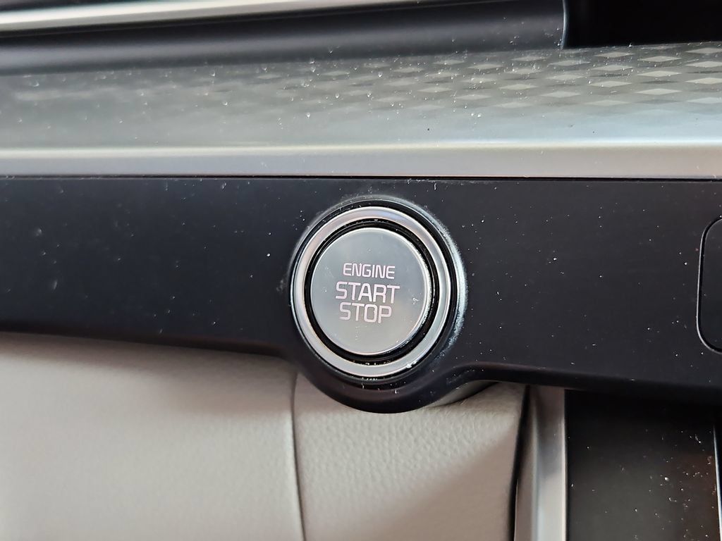 Used 2024 Kia Carnival LX FWD image 18