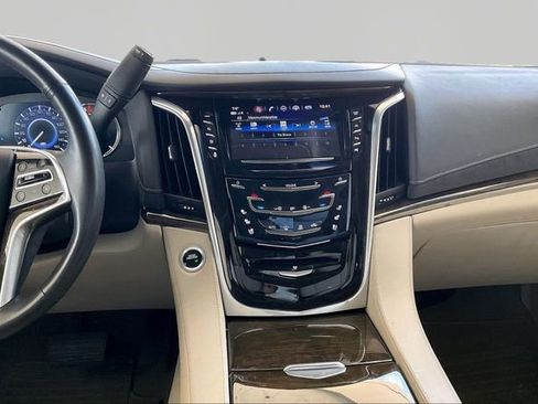 Used 2019 Cadillac Escalade ESV Luxury AWD/4WD image 9