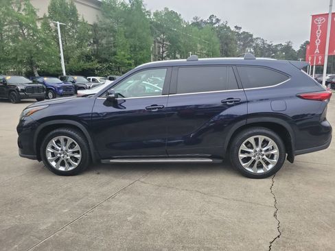 Used 2023 Toyota Highlander Limited FWD image 2