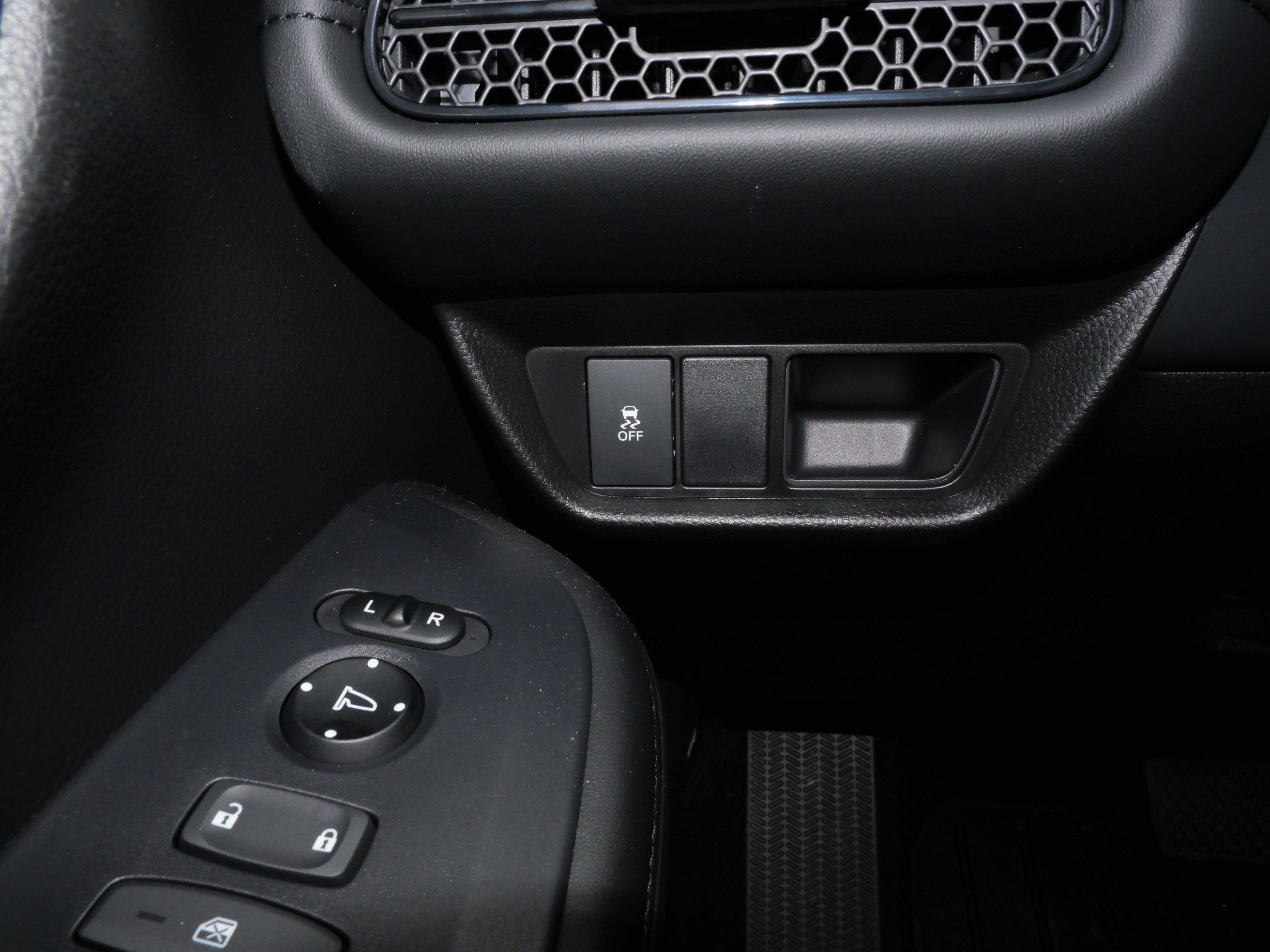Used 2027 Honda HR-V LX image 30