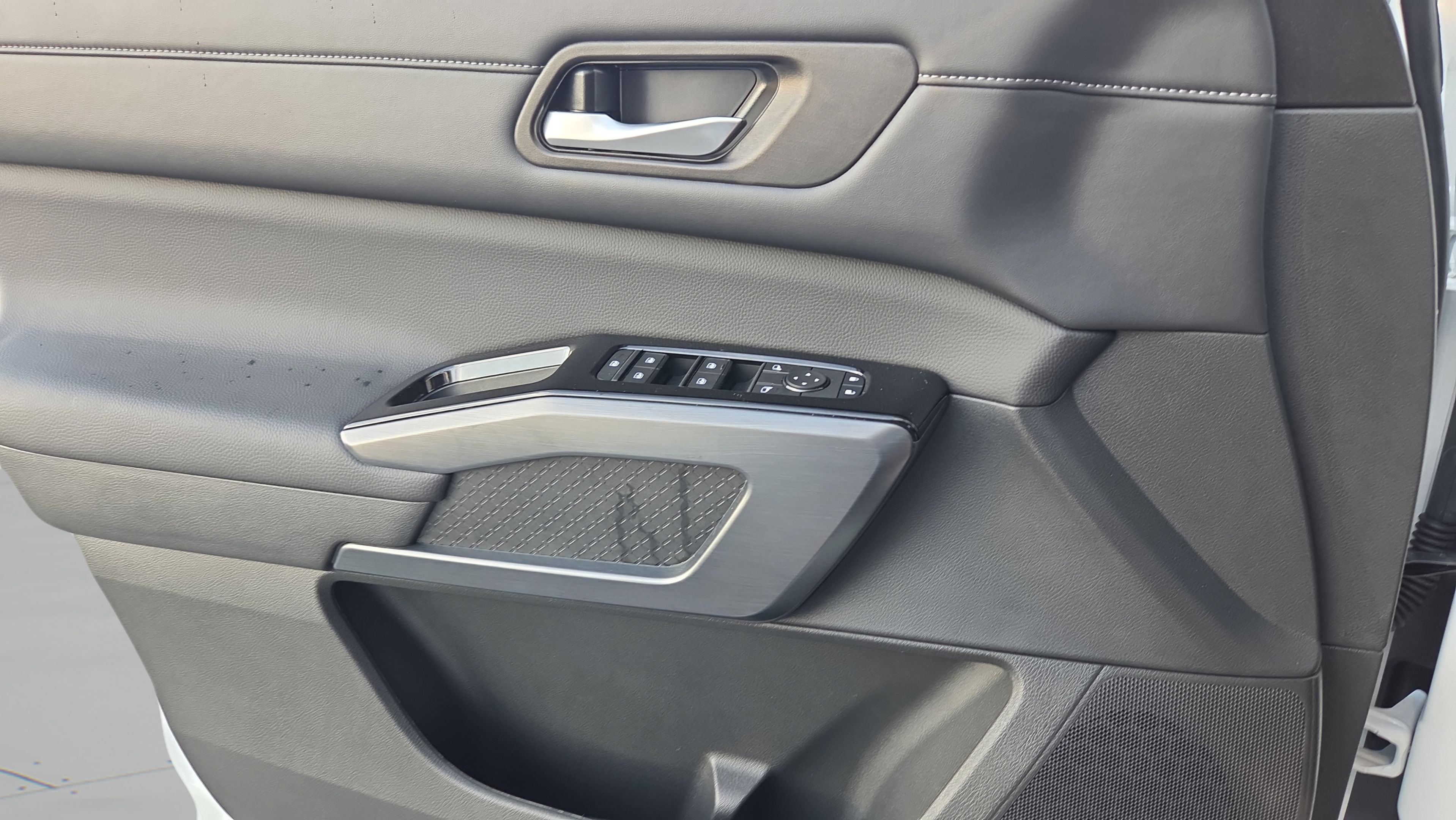 Used 2025 Nissan Pathfinder SL FWD image 32