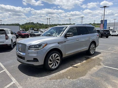 Used 2023 Lincoln Navigator Reserve AWD/4WD image 7