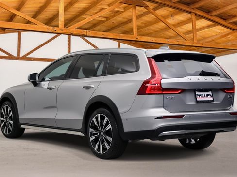 Used 2025 Volvo V60 B5 Cross Country Ultra w/ Protection Package Premier AWD/4WD image 3