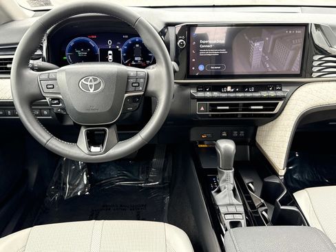 Used 2025 Toyota Camry XLE image 2