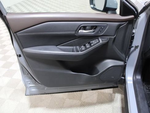 Used 2023 Nissan Rogue SL w/ SL Premium Package image 16