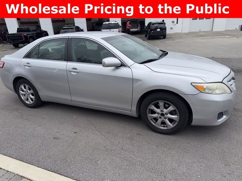 Used 2011 Toyota Camry LE image 2