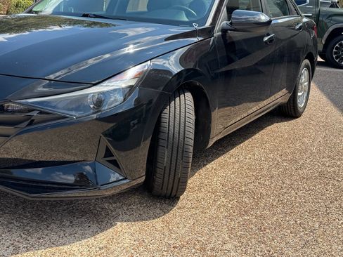 Used 2023 Hyundai Elantra SE FWD image 2